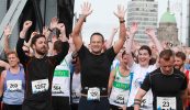 Taoiseach aerach, dátheangach a mbaineann cúlra inimirceach leis…