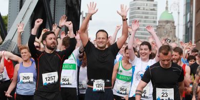 Taoiseach aerach, dátheangach a mbaineann cúlra inimirceach leis…