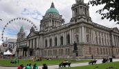 Beannachtaí na Nollag le crochadh i dtrí theanga i mBéal Feirste aimsir na Nollag