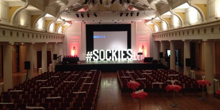 An Dream Dearg, TG4 agus Bean in Dingle buacach ag na Sockies