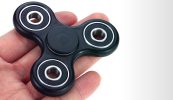 Tá grúpa WhatsApp na dtuismitheoirí ag bípeáil go Gealach – ‘Céard sa diabhal é fidget-spinner??? #Cúnamh