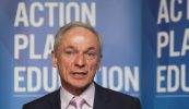 Aird ar bith ag Bruton ar éileamh ar leasú reachtaíochta ar mhaithe le scoileanna lán-Ghaeilge