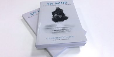 LÉIRMHEAS LEABHAIR: Leacht lán ómóis í an leabhar seo…