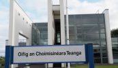 An dlí teanga sáraithe ag dhá Chomhairle Contae – an Coimisinéir Teanga