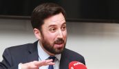 CATHAL MAC COILLE: Fútsa atá sé a Aire, níl de dhíth ort ach airgead, misneach agus vótaí