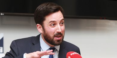 CATHAL MAC COILLE: Fútsa atá sé a Aire, níl de dhíth ort ach airgead, misneach agus vótaí