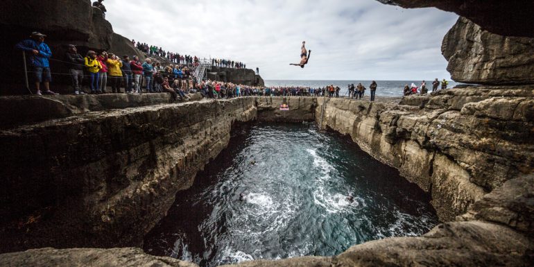 GAILEARAÍ: Tumoideachas iomána do lucht Red Bull ag comórtas tumadóireachta Inis Mór