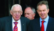 Bhí Ian Paisley fíor-mhíshásta faoi ‘chleasaíocht’ Tony Blair maidir le ceist an Achta Gaeilge don Tuaisceart