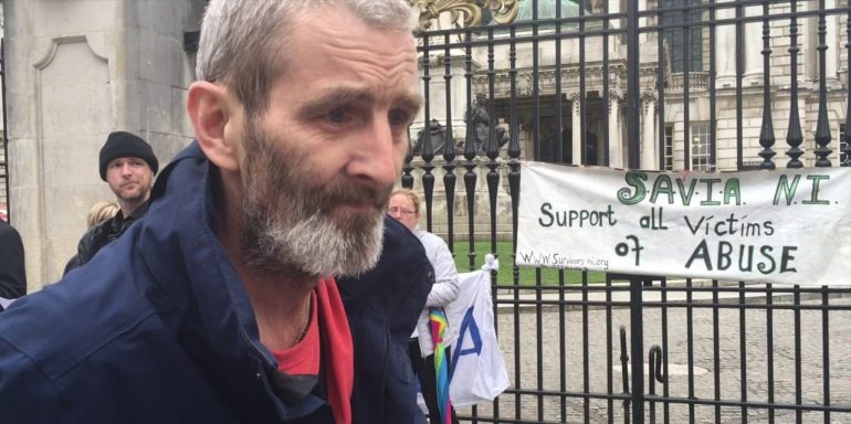 ‘Is gearr uainn an uair nach mbeidh éinne againn fágtha’ – faillí ar dhaoine a d’fhulaing mí-úsáid