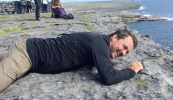 FÍSEÁN: Mír físe faoi fhear faiteach ar imeall na haille in Inis Mór á scaipeadh go mear