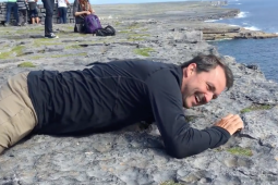 FÍSEÁN: Mír físe faoi fhear faiteach ar imeall na haille in Inis Mór á scaipeadh go mear