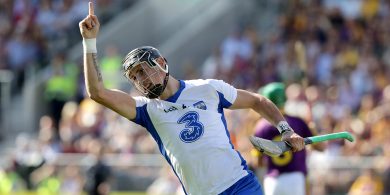 JOHN ALLEN: Tá lá geal na nDéise tagtha agus ceachtanna foghlamtha acu