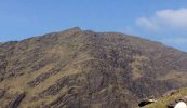 Corp fir faighte ag lucht cuardaigh ar Chnoc Bhréanainn
