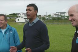 ‘Pas láimhe, ní Pas saliva!’ – ceacht Gaeilge do Stelling agus Kamara agus iad ar Inis Oírr an geábh seo