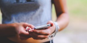 ‘Tinder’ na teanga – aip nua ag súil le Gaeilgeoirí a chur chun cainte lena chéile