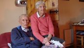 Mícheál agus Peig 68 bliain pósta faoi shíocháin agus iad fós ag glanadh na trá i gCorca Dhuibhne