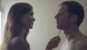 Téann an draoi David Fincher ag tochailt i bpóirsí dorcha in ‘Mindhunter’