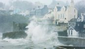 Bean maraithe i bPort Láirge agus díobháil á déanamh ag Ophelia ar fud na tíre