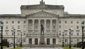Moladh le linn na gcainteanna ó thuaidh go gcuirfí £140 milliún ar fáil don Ultais