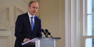 Bás mall pianmhar i ndán d’Fhianna Fáil agus iad á náiriú féin lá i ndiaidh lae…