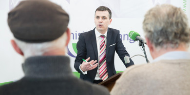 An dlí teanga sáraithe ag ‘Maynooth University’ le comhartha aitheantais aonteangach