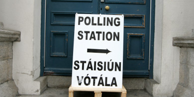 Tá an Dáil ar saoire ach coinneoidh na fothoghcháin beocht sa saol polaitiúil