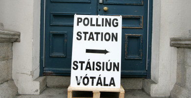 Tá an Dáil ar saoire ach coinneoidh na fothoghcháin beocht sa saol polaitiúil