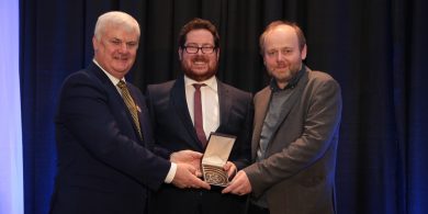 GAILEARAÍ: Foireann Tuairisc.ie i measc na mbuaiteoirí i bPáirc an Chrócaigh ag bronnadh gradaim Mhic Con Mídhe