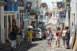 Ag siúl na seansráideanna – athchuairt ar an mBrasaíl, turas siar san am