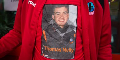 GAILEARAÍ: Tagann muintir na Ceathrún Rua amach go tréan do shiúlóid i gcuimhne ar Thomas ‘Nelly’