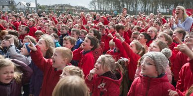 GAILEARAÍ: Damhsa, dráma agus ceol ag oscailt oifigiúil Ghaelscoil de hÍde, Órán Mór, Gaillimh
