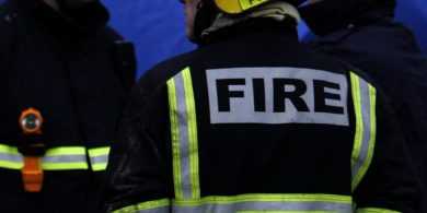 Fear agus bean básaithe tar éis tine i dteach i gConamara
