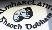 Feachtas bailithe airgid tosaithe ag amharclann Ghaeltachta chun tionchar na paindéime a mhaolú