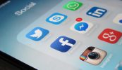 ‘Neamhord ceangail’ is bun le húsáid mhíchuí Facebook