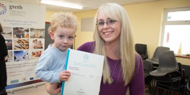 GAILEARAÍ: Teastais bronnta ag ócáid cheiliúrtha ag Ionad Breisoideachais Ros Muc