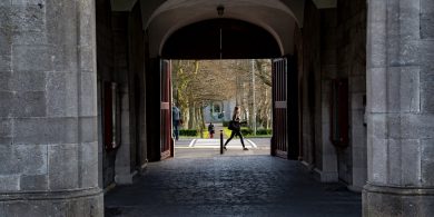 Fanacht ‘roinnt blianta’ eile ar eolas faoi na cúrsaí tríú leibhéal atá ar fáil i nGaeilge – Aire