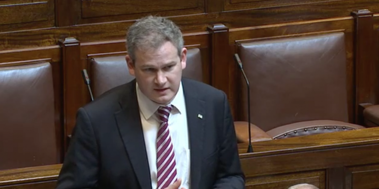 FÍSEÁN: Seirbhís héileacaptair d’oileáin Árann á phlé arís