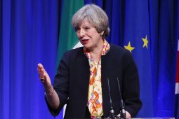 Cruinniú éigeandála ag Rialtas na Breataine agus a margadh Breatimeachta déanta ag May