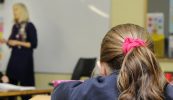 Spriocanna teanga do mhúinteoirí na Breataine Bige á gcailliúint