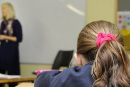 Spriocanna teanga do mhúinteoirí na Breataine Bige á gcailliúint