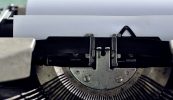 Trí mholadh praiticiúla do scríbhneoirí atá i bponc de bharr na dianghlasála