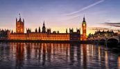 An Breatimeacht – tá an fhírinne á seachaint i gcónaí