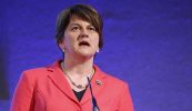 Cé chomh minic agus a thig le ceannaire an DUP an leiceann eile a iompú?