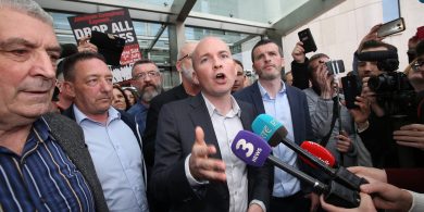 Ní féidir mórcheisteanna polaitíochta, póilíneachta ná agóide a réiteach sa gcúirt