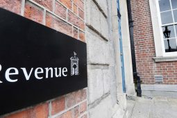 Dhá oiread níos mó glaonna i nGaeilge faighte ag na Coimisinéirí Ioncaim, ach céatadán beag bídeacha bhí iontu  