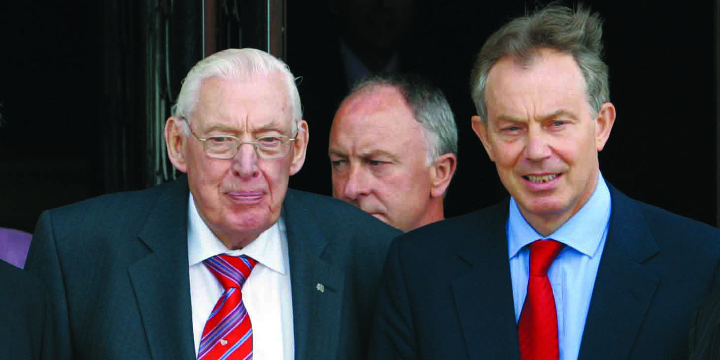 Bhí Ian Paisley fíor-mhíshásta faoi ‘chleasaíocht’ Tony Blair maidir le ceist an Achta Gaeilge don Tuaisceart