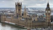 Léirsiú in Westminster le brú a chur ar Rialtas na Breataine reachtaíocht Ghaeilge a thabhairt isteach