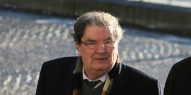 John Hume – fear a thuilleann buíochas agus moladh uainn uilig