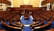Cuir uait an fón ar feadh tamaill a Theachta – is binn béal ina thost i mí Lúnasa