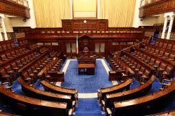 Cuir uait an fón ar feadh tamaill a Theachta – is binn béal ina thost i mí Lúnasa